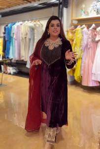 Conjunto de Sari + Blusa de Estilo Pakistaní, Informal, de Alta Calidad Extrema, con Patrón Único de Puntadas, Terciopelo de Seda Viscosa Pura y Pesada - Product Image 4