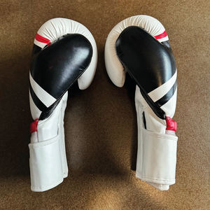 Nuevos guantes de entrenamiento de boxeo más populares Soporte de muñeca de gancho y bucle Guantes de competición y combate de boxeo de cuero genuino - Product Image 4