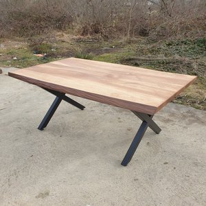 Tavolo in legno di noce naturale