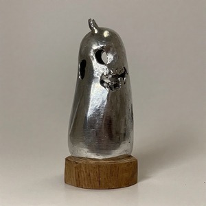 Brûleur d'encens en aluminium sur le thème de la sorcière avec couvercle percé, conçu pour créer des traînées de fumée mystiques pendant les rituels d'Halloween - Product Image 5