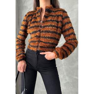 เสื้อโค้ทผู้หญิงลายทางมีซิปผ้าพลัฌ-สินค้าขายส่ง - Product Image 5