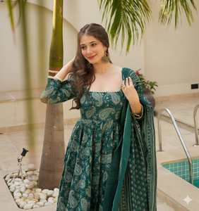 ชุดอนาร์กาลีพิมพ์ลายเพสลีย์สีเขียวอมฟ้าสำหรับผู้หญิงยูนิตี้ ลักชัวร์ พร้อมผ้าคลุมไหล่ - Product Image 5