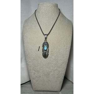 Pendentif artisanal en turquoise Golden Hill avec motif croix, serti Navajo, en argent sterling, breloque religieuse, fait main par un artiste - Product Image 5