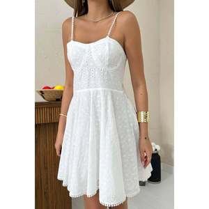 Robe mini blanche en dentelle à fines bretelles avec taille naturelle et fonction respirante – Vente en gros - Product Image 6