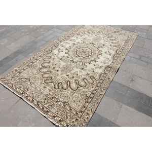 Alfombra Turca de 4.7x8.7 pies, Alfombra Vintage, Alfombra Oriental de Lana Marrón - Product Image 1