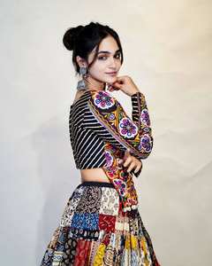 Série ALC NOUVELLE TENDANCE MODERNE LEHENGA CHOLI pour FÊTE NAVRATRI SPÉCIALE avec DESIGN RÉVERSIBLE EN COTON MUSLIN Zain Exports - Product Image 4