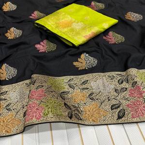 Sari de Seda Dola Pesada VASTRA COTTAGE con Tejido Meenakari Zari, Borde de Pallu con Zari Enriquecido, Blusa con Contraste para Mujer - Product Image 2