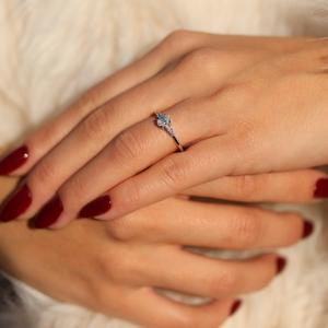 Anillo de compromiso de corte ovalado CZ blanco de 8x6mm, banda de plata de promesa de tres piedras delicadas, joyería de aniversario de boda para mujer nupcial - Product Image 5