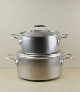 Casserole ronde en métal inspirée du charme culturel conçue pour les cérémonies et les grandes portions de dîner en famille - Product Image 1