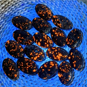 หินปาล์มยูเปอร์ไลต์ธรรมชาติ หินเปล่งแสงเมื่อโดนแสง UV หินโซดาไลต์เรืองแสงขัดเงา สำหรับการทำสมาธิเรกิ - Product Image 6