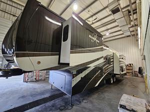Autocaravana Usada en Tendencia: Forest River RIVERSTONE 39 MO 2019, Remolque de Viaje - Product Image 3