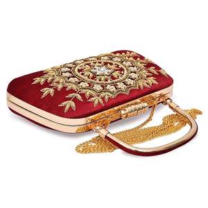 Pochette en soie brodée bohème, artisanale, motif floral traditionnel, haute qualité, travail de zari doré - Product Image 4