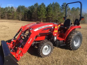 Mini tracteur Massey Ferguson 1840E à transmission par engrenages avec chargeur et godet à attache rapide, 123 heures, 4x4, 40 CV, moteur diesel - Product Image 4
