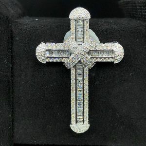 Colgantes cruzados de Baguette de diamantes de 14K, encantadores accesorios de joyería religiosa a la venta - Product Image 3