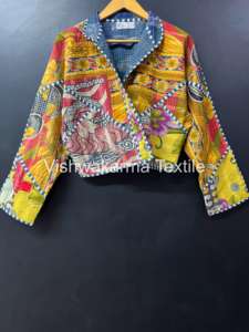 เสื้อแจ็คเก็ตสั้นแบบควิลท์ลายคันธาสไตล์วินเทจสำหรับผู้หญิง งานแฮนด์เมดจากอินเดีย เหมาะสำหรับฤดูหนาวและฤดูใบไม้ร่วง ตกแต่งด้วยงานปะติดด้านหน้า เหมาะสำหรับเทศกาลคริสต์มาส - Product Image 4