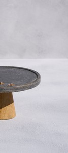 ฐานวางเค้กทรงกลมหินสีเทาโมเดิร์นพร้อมฐานไม้ตกแต่งลายผึ้งสีทอง ฐานวางขนมหวานแบบโมเดิร์นสำหรับตกแต่งบ้านและโรงแรม - Product Image 6