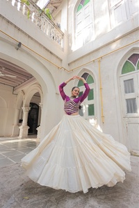 Tela de algodón de alta demanda Lehenga Choli para niñas mujeres trabajo de encaje de espejo para fiestas Navratri mejor precio disponible más vendidos - Product Image 3