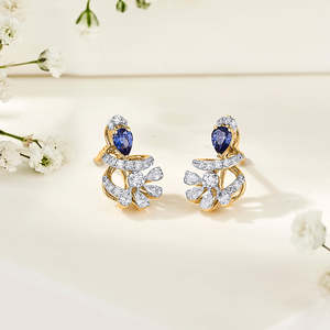 Boucles d'oreilles clous en or blanc saphir tourbillonnant pour femme - Design géométrique zircon et perle - Product Image 1