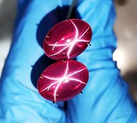Rubis étoile lumineux créé en laboratoire, 6 rayons, pierre rare, affiche un asterisme radiant, symbole de force, de passion, d'élégance royale intemporelle