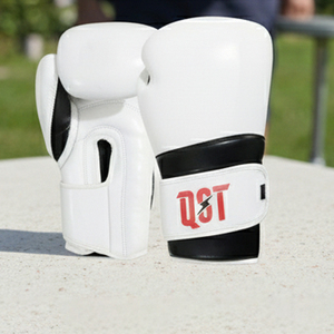 Gants d'entraînement de combat de kickboxing professionnels QST pour adultes, en cuir PU original, durables, anti-humidité, fermeture auto-agrippante, personnalisables - Product Image 1