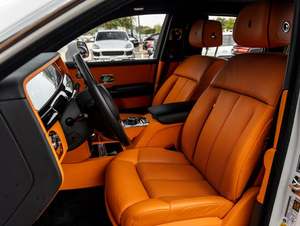 Rolls-Royce Phantom EWB 2022 d'occasion, incroyablement parfait, faible kilométrage, en stock, proposé à un prix fantastique - Product Image 4