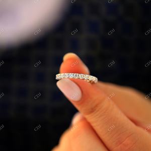 Nouveaux arrivages Bague de mariage à griffes partagées en moissanite ronde Vente en gros de bijoux personnalisés Bagues en or massif 14 carats pour femmes - Product Image 3