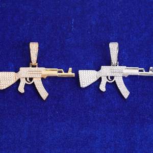 Colgante Unisex de Lujo con Diseño de Pistola Plateada, Chapado en Oro de 14K, Micro Pavé de Moissanita, Estilo Hip Hop, Moderno y Elegante para Él - Product Image 6