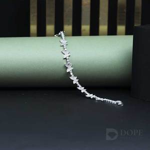 Pulsera de diamantes mariposa para mujer en oro macizo de 18kt con diseño exclusivo y para cada destino - Product Image 5