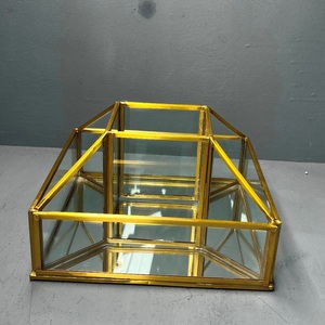 Organizador de Mesa Decorativo para Cosméticos con Diseño Único en Cristal Espejo y Acabado en Latón - Product Image 4