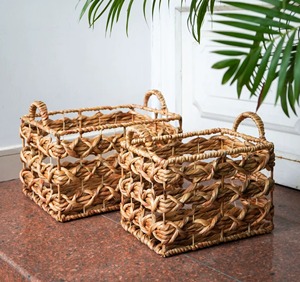 Esta cesta tejida, con forma de jacinto de agua y con asa de hierba marina, es perfecta para organizar artículos en el baño o la lavandería. - Product Image 5