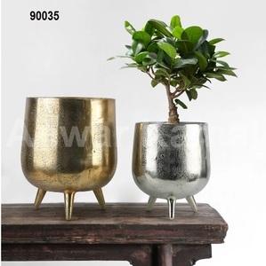 Pot de fleurs à trois pieds - Product Image 1