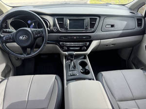 Auto Usado de Calidad a Precio Accesible, K-i-a Sedona LX 2018, Volante a la Izquierda - Product Image 2