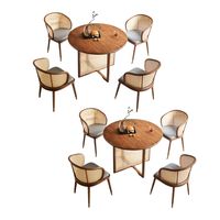 Table de salle à manger commerciale en bois massif et ensemble de 4 chaises, forme ronde, écologique et durable, super confortable pour les restaurants