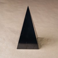 Pyramide haute en shungite polie de 3,1 pouces (80 mm)