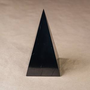 Pirámide alta de shungita pulida de 3.1 pulgadas (80 mm) - Product Image 4