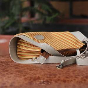 Sac à main traditionnel à rayures artisanales avec garniture en cuir noir de qualité supérieure et design à double sangle par Djoen Leather - Product Image 5