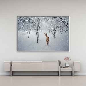 Impression sur toile Cerf d'hiver : Art mural en verre trempé représentant une forêt enneigée, toile encadrée blanche - Product Image 1