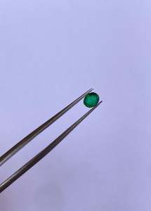 พลอยมรกตธรรมชาติ สีเขียวเข้ม คุณภาพสูง 0.25CTS 3.90x4.70 การทำเครื่องประดับแบบกำหนดเอง พลอยหลวมสำหรับจี้ - Product Image 3