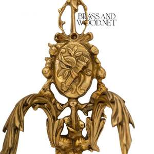 Aplique de pared de latón antiguo con diseño de doble brazo, pantallas de vidrio vintage y gotas de cristal colgantes para interiores clásicos de lujo - Product Image 4