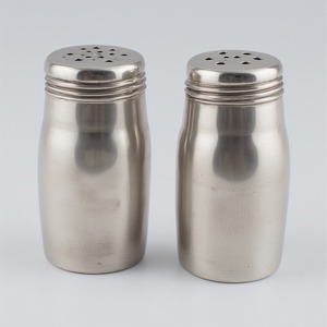 Elegante molinillo de sal y pimienta de latón con mango de plata antigua artesanal Diseñado para interiores de comedor decorativos - Product Image 1