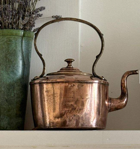 Hervidor de cobre rústico para cocinas de inspiración vintage utilizado como artículo de estufa funcional y pieza de herencia decorativa - Product Image 5