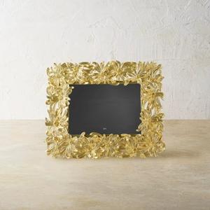 Marco de fotos de metal de inspiración vintage con un diseño intrincado para un uso elegante y encantador de la decoración interior de la habitación - Product Image 1