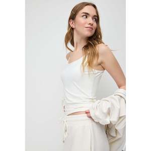 Blusa Casual Blanca Entallada con Cuello en V, Hombros Descubiertos y Logotipo Frontal - Product Image 2