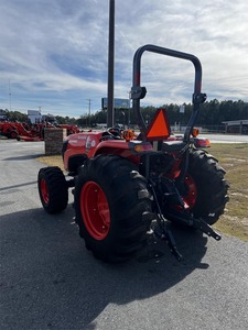 Tracteur agricole Kubota MX5400 4x4, 40 CV, transmission par engrenages, rouge - Product Image 3