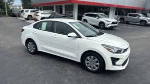 Kia Rio S Sedán 2023, Transmisión Automática, Gasolina, con Techo Panorámico y Asientos de Cuero - Product Image 3