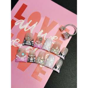 Uñas Postizas con Diseño Elegante y Llamativo con Acento de Diamantes Deslumbrantes - Product Image 2