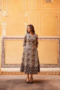 Robe mi-longue Diya à imprimé floral fait main, style bohème décontracté pour occasions spéciales - Product Image 3