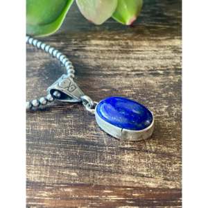 Colgante Religioso Navajo Hecho a Mano con Lapislázuli y Oro Rosa, Engaste de Plata de Ley en Forma de Gota de Agua con Amatista, Joyería Artesanal - Product Image 2