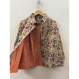 Chaqueta Bomber de Pana Bordada a Mano The Blooming Garden en Color Crema con Estampado Floral Rojo e Índigo, Transpirable para la Temporada de Primavera - Product Image 2