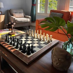 CAJA DE AJEDREZ DE MADERA Y RESINA PERSONALIZADA DE CALIDAD Juego de ajedrez Resina de lujo Rojo Negro Pieza de Ajedrez de Tayyab Handicraft - Product Image 1